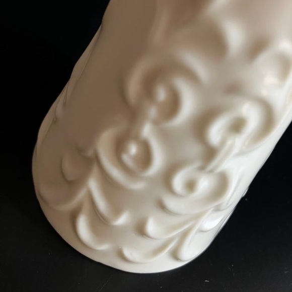 Chateau Collection Ivory & Gold Bud Vase Made in Taiwan - Picture 3 of 5